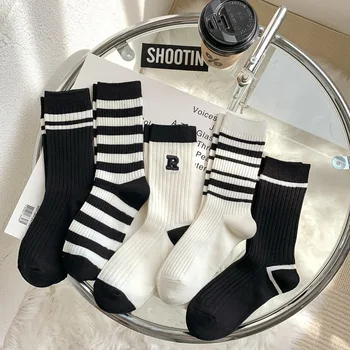Spor çorapları kadın R Harfi Nakış Basit Siyah ve Beyaz Çizgili Rahat Çok Yönlü Nefes Çift İğne Çorap Moda