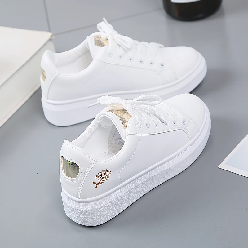 Küçük beyaz ayakkabı 2023 yeni kadın ayakkabısı moda beyaz nefes dantel-up sneakers spor salonu ayakkabısı öğrenciler rahat beyaz ayakkabı