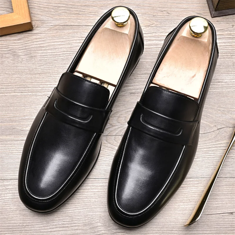 Deri üst kapaklı ve deri üst kapaklı yeni stil deri makosenler, sade ve modaya uygun gündelik iş ayakkabılarıdır