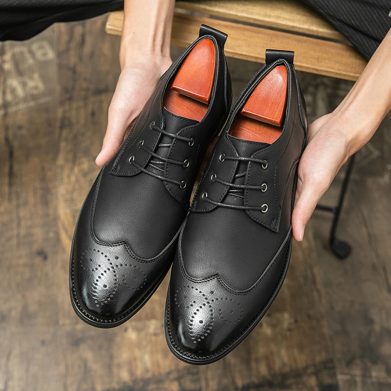 Kore Eğilim Erkekler Oxfords deri ayakkabı Oyma Küçük deri ayakkabı El Yapımı Breathble Resmi Elbise Erkekler Flats Dantel-Up Bullock