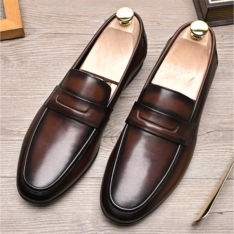 Deri üst kapaklı ve deri üst kapaklı yeni stil deri makosenler, sade ve modaya uygun gündelik iş ayakkabılarıdır