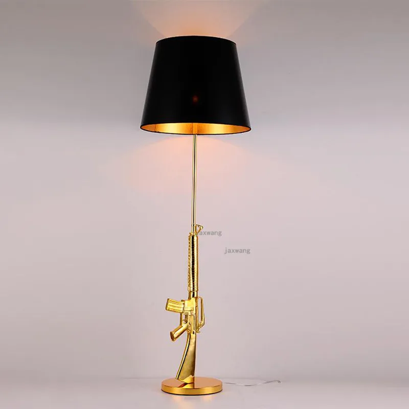 YENİ İskandinav LED Masa Lambası Yatak Odası Başucu Lambası Yaratıcı Tasarım Oturma Odası Dekorasyon Altın Tabanca / AK47 masa aydınlatma armatürleri