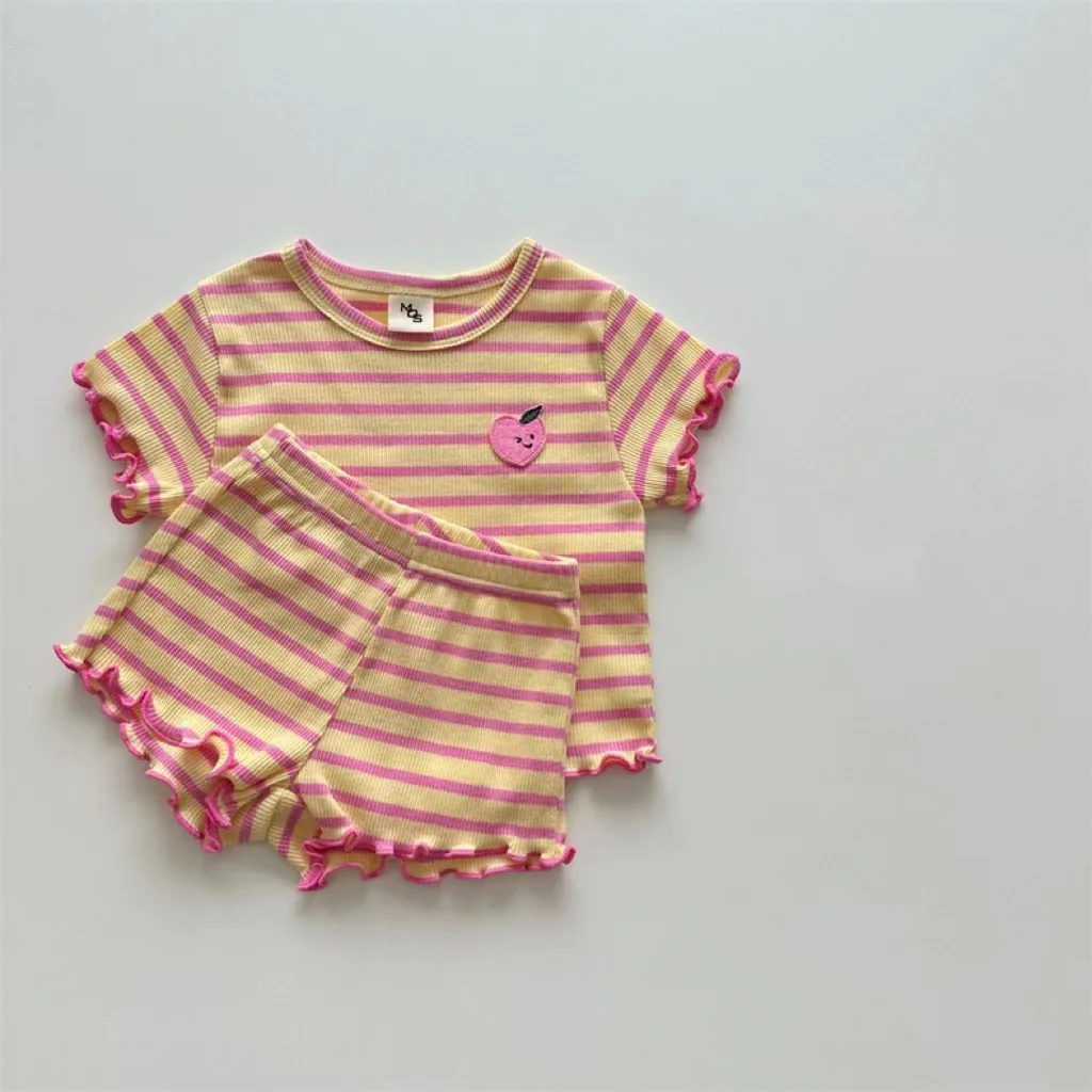 5860C Kore Bebek giyim seti 2023 Yaz Yeni Çizgili Ahşap Kulak kız Takım Elbise Meyve T Gömlek + Kısa Rahat İki parçalı Set