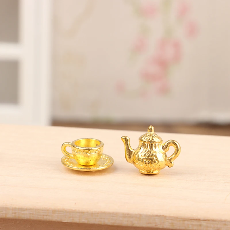 1 Takım Dollhouse Minyatür çay seti Metal Altın Pot ve Bardak ve Bardak Tepsileri 1/12 Bebek Evi Mutfak Dekorasyon